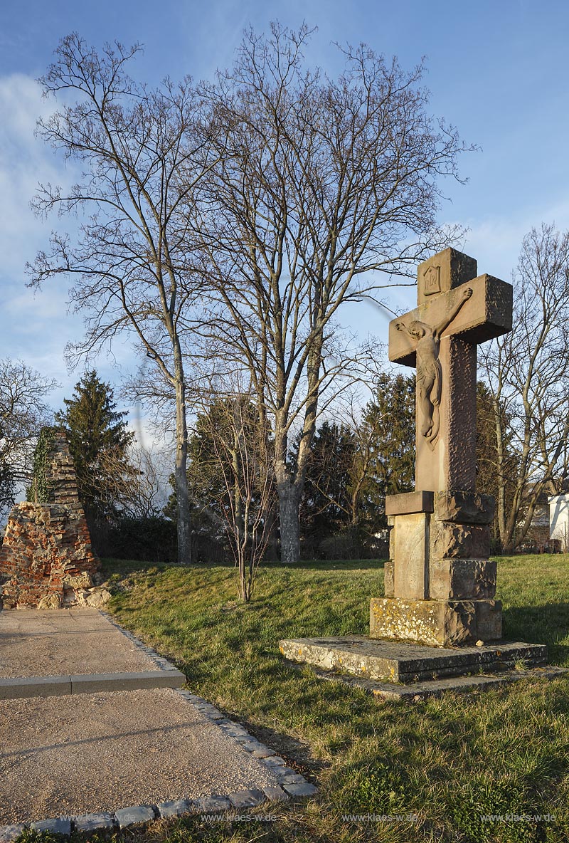 Zuelpich, Wegekreuz aus Buntsandstein, 18. Jahrhunder, Weierstrasse;   Zuelpich, wayside cross18th century, near Weinstrasse during sunset light