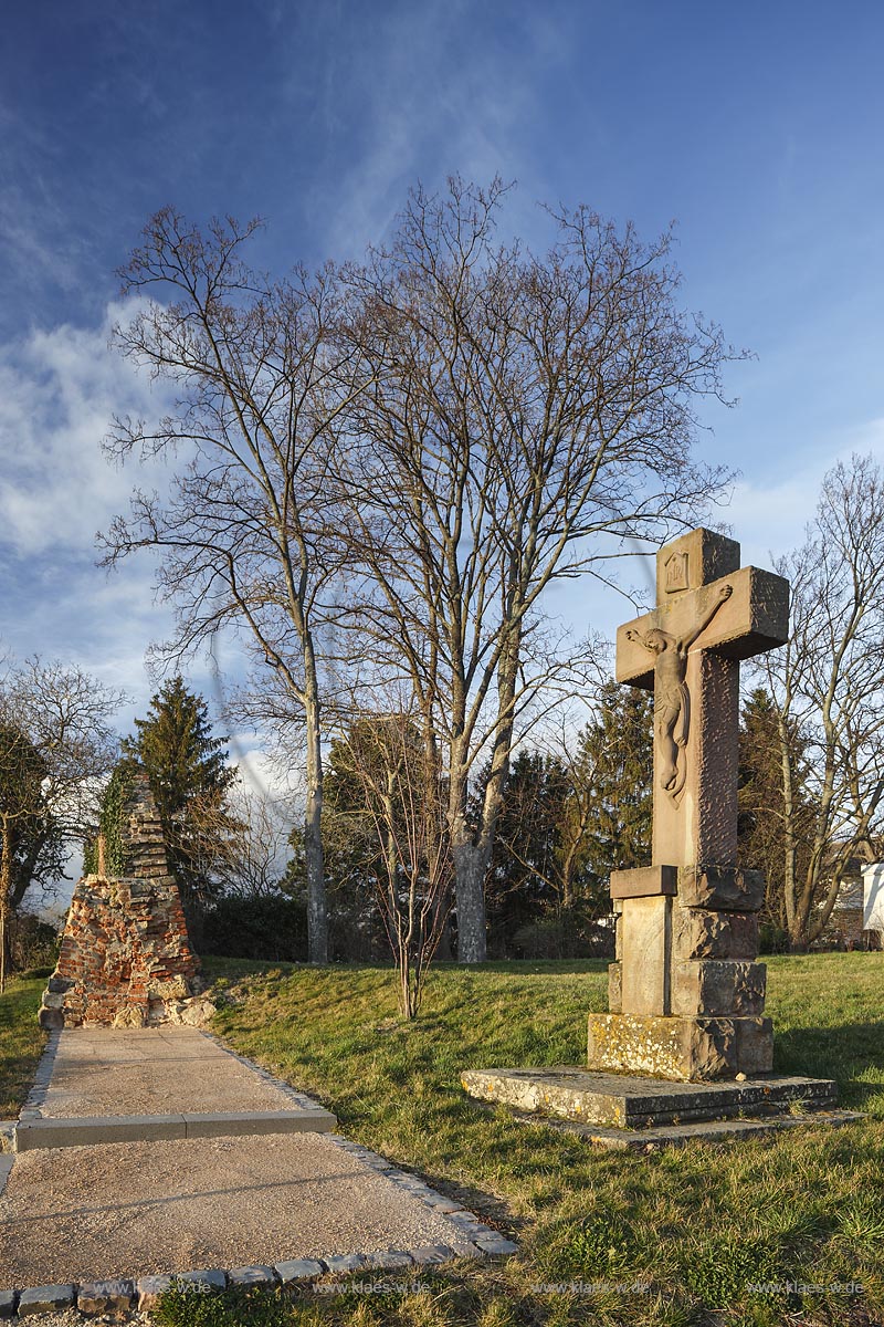 Zuelpich, Wegekreuz aus Buntsandstein, 18. Jahrhunder, Weierstrasse;   Zuelpich, wayside cross18th century, near Weinstrasse during sunset light