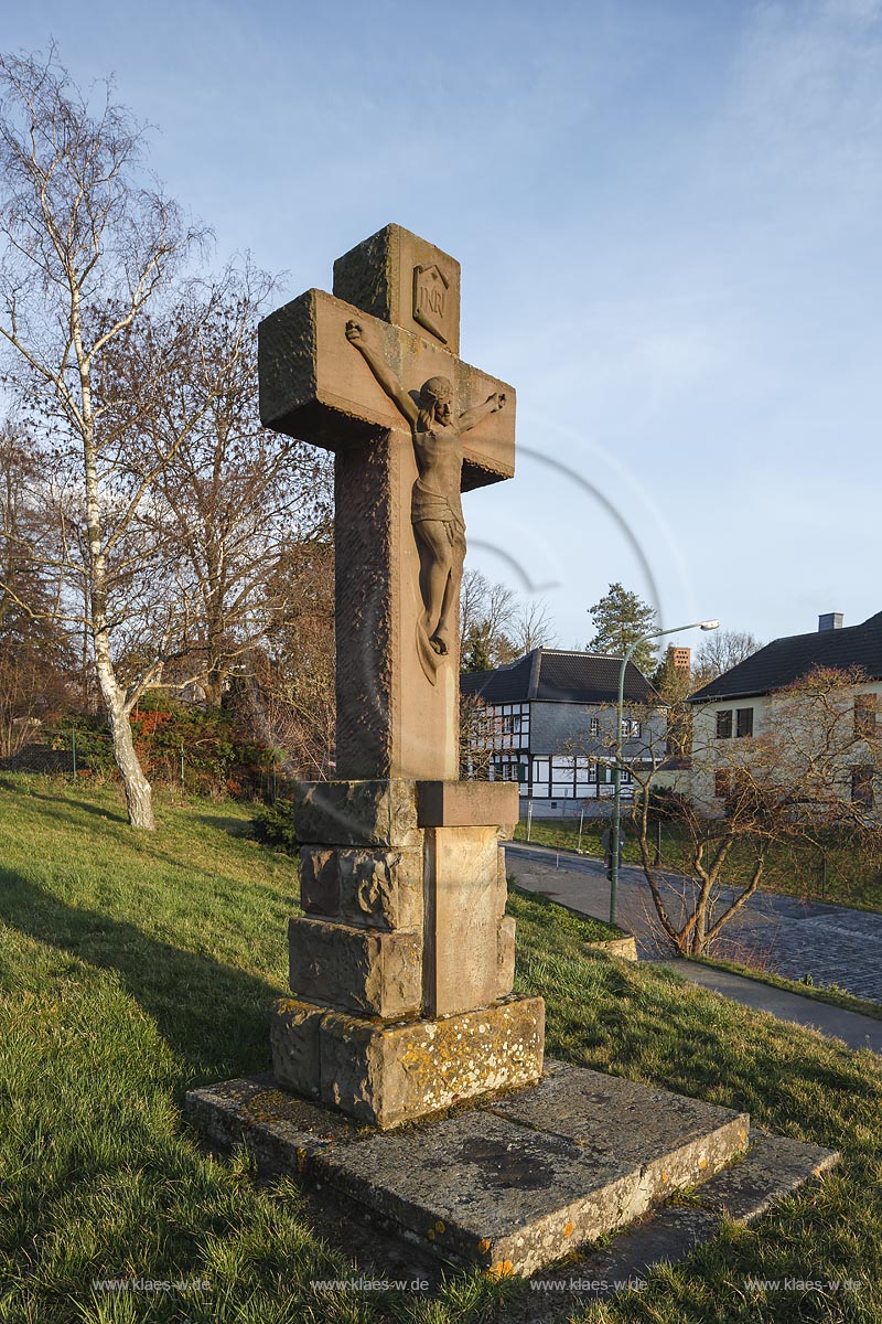 Zuelpich, Wegekreuz aus Buntsandstein, 18. Jahrhunder, Weierstrasse;   Zuelpich, wayside cross18th century, near Weinstrasse during sunset light