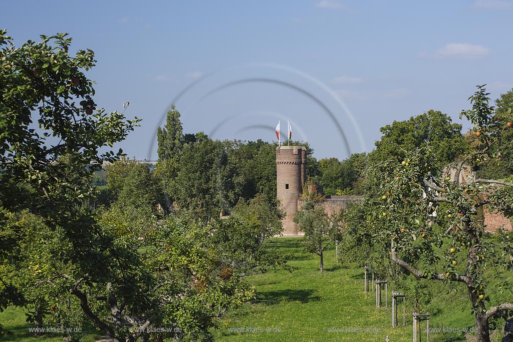 Zuelpich, Stadttor Weiertor mit Streuobstwiese auf dem Gelaende der Landesgartenschau 2014 in Zuelpich; Zuelpich, town gate with orchard meadow on the area of the Landesgartenschau 2014 in Zuelpich.