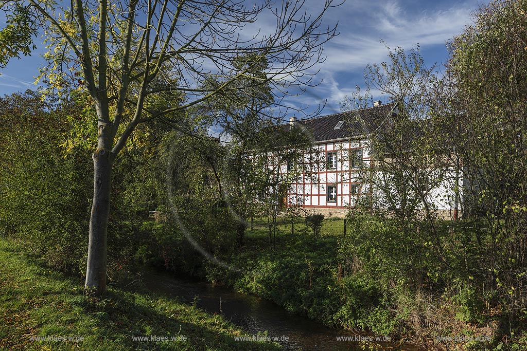 Zuelpich-Wichterich, Fachwerkhaus mit dem Rotbach im Vordergrund; Zuelpich-Wichterich, frame house and beck Rotbach in the front.