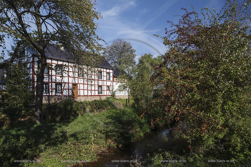 Zuelpich-Wichterich, Fachwerkhaus mit dem Rotbach im Vordergrund; Zuelpich-Wichterich, frame house and beck Rotbach in the front.