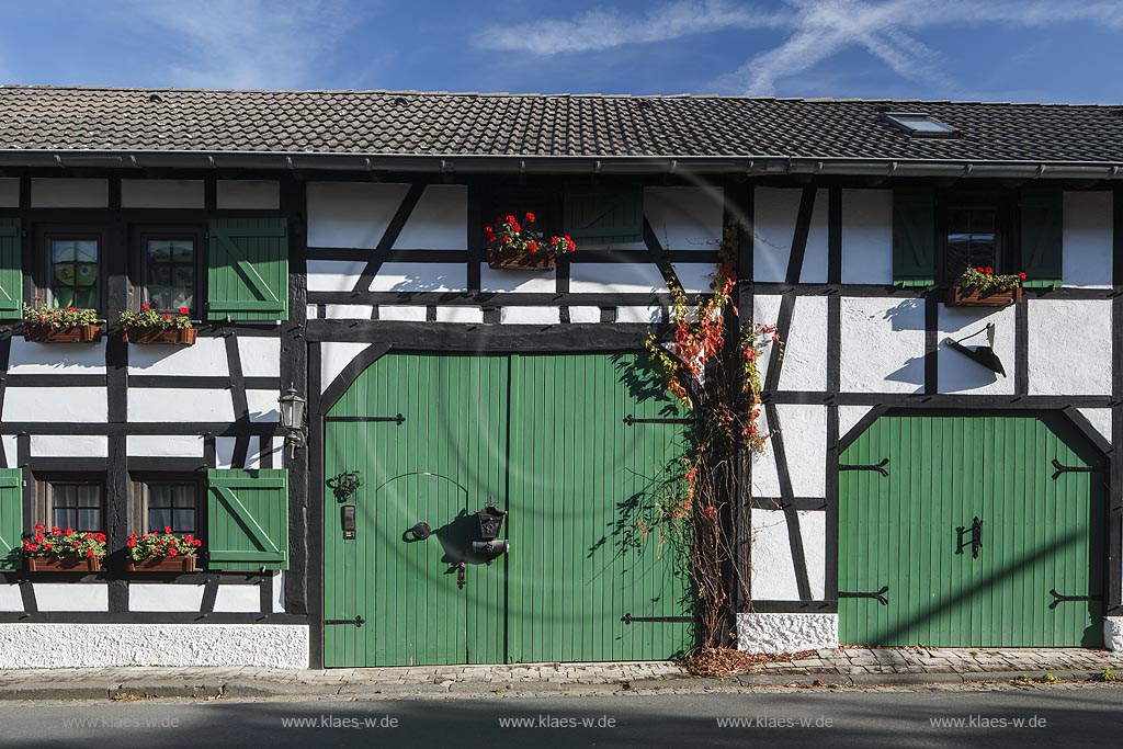 Zuelpich-Wichterich, Fachwerkhaus Frankfurter Strasse 15; Zuelpich-Wichterich, frame house in the street Frankfurter Strasse 15.