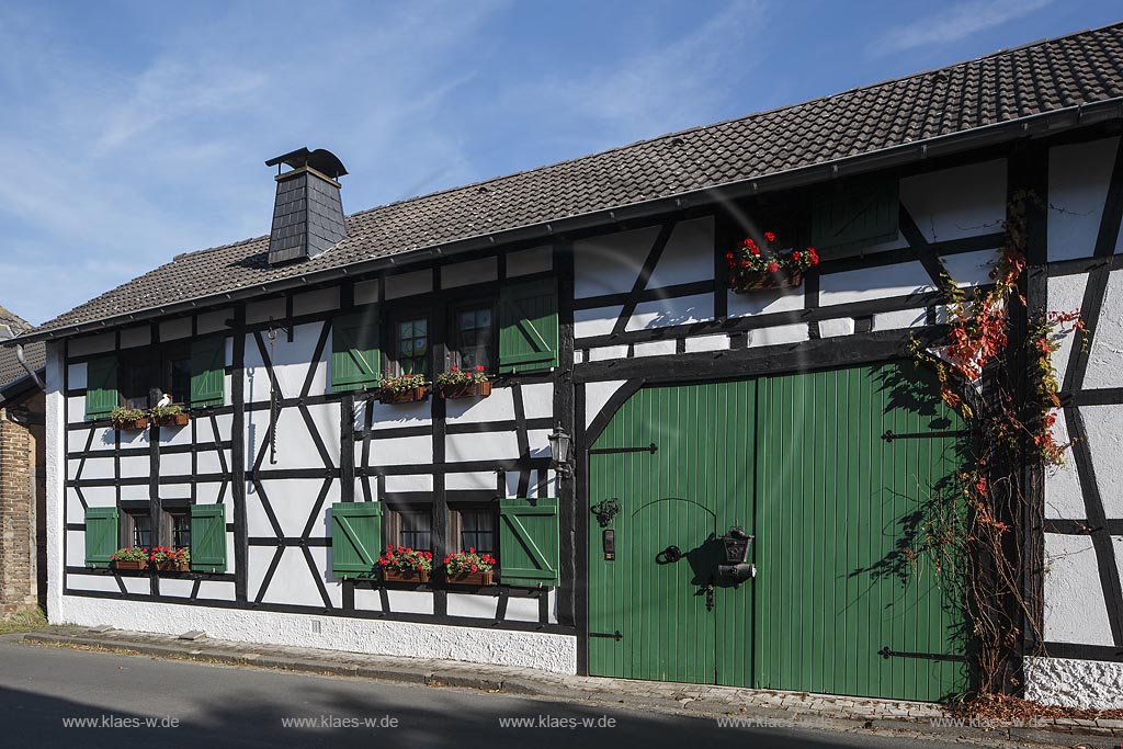 Zuelpich-Wichterich, Fachwerkhaus Frankfurter Strasse 15; Zuelpich-Wichterich, frame house in the street Frankfurter Strasse 15.