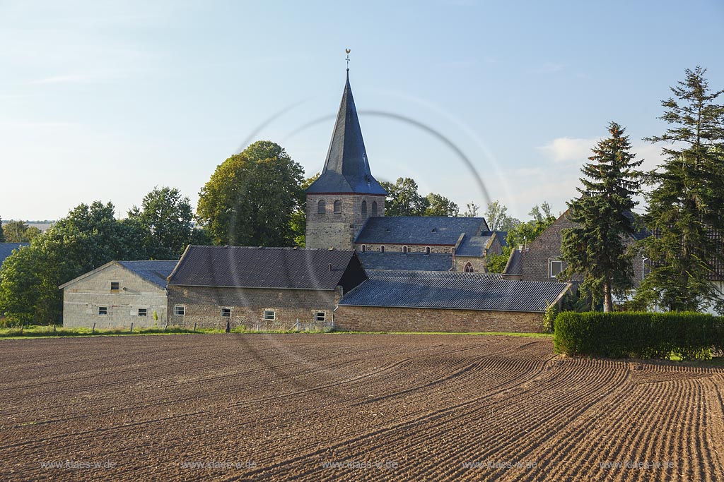  Zuelpich-Wichterich mit St. Johannes und Sebastianus-Kirche; Zuelpich-Wichterich with church St. Johannes and Sebastianus church