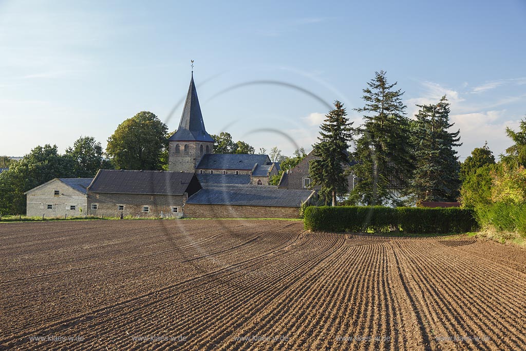  Zuelpich-Wichterich mit St. Johannes und Sebastianus-Kirche; Zuelpich-Wichterich with church St. Johannes and Sebastianus church