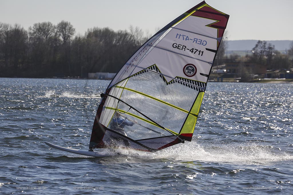 Zuelpich, Surfer auf dem Wassersportsee bei windigem Wetter mit Wellengang; Zuelpich surfer on watersports lake.