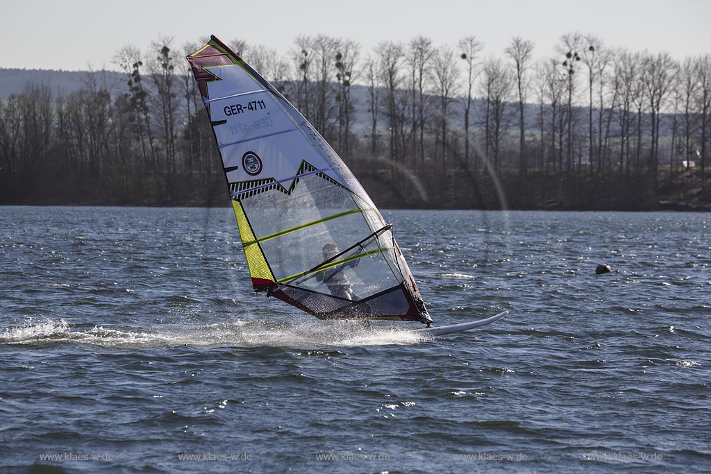 Zuelpich, Surfer auf dem Wassersportsee bei windigem Wetter mit Wellengang; Zuelpich surfer on watersports lake.