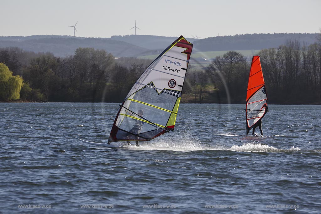 Zuelpich, Surfer auf dem Wassersportsee bei windigem Wetter mit Wellengang; Zuelpich surfer on watersports lake.