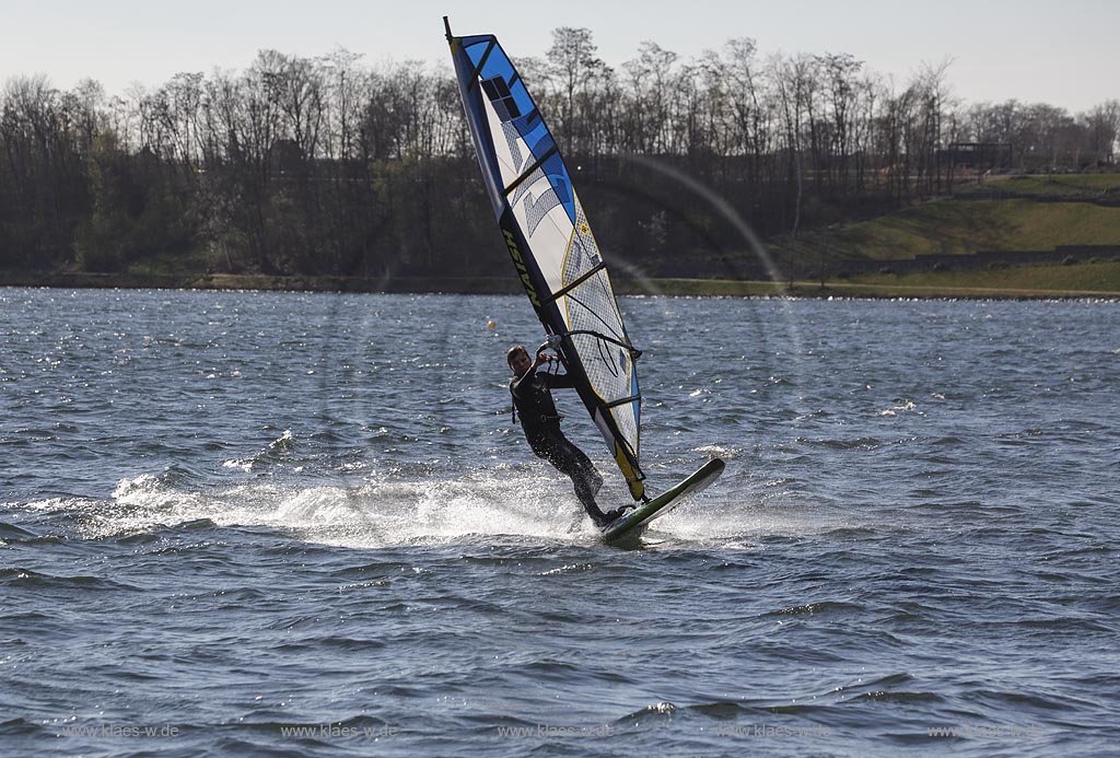 Zuelpich, Surfer auf dem Wassersportsee bei windigem Wetter mit Wellengang; Zuelpich surfer on watersports lake.