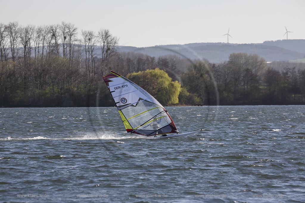 Zuelpich, Surfer auf dem Wassersportsee bei windigem Wetter mit Wellengang; Zuelpich surfer on watersports lake.