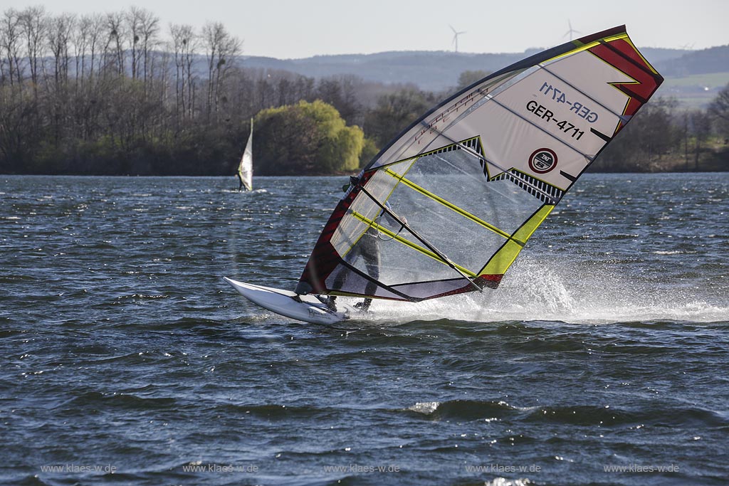 Zuelpich, Surfer auf dem Wassersportsee bei windigem Wetter mit Wellengang; Zuelpich surfer on watersports lake.