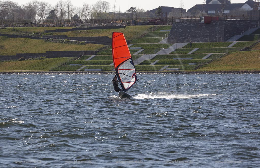 Zuelpich, Surfer auf dem Wassersportsee bei windigem Wetter mit Wellengang; Zuelpich surfer on watersports lake.