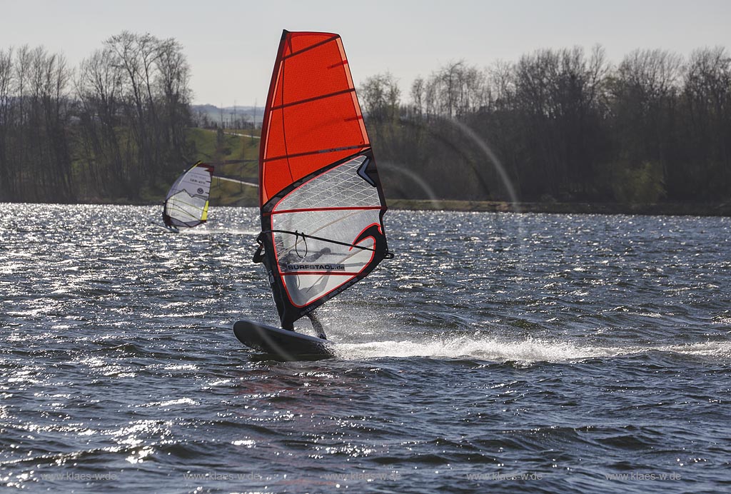 Zuelpich, Surfer auf dem Wassersportsee bei windigem Wetter mit Wellengang; Zuelpich surfer on watersports lake.