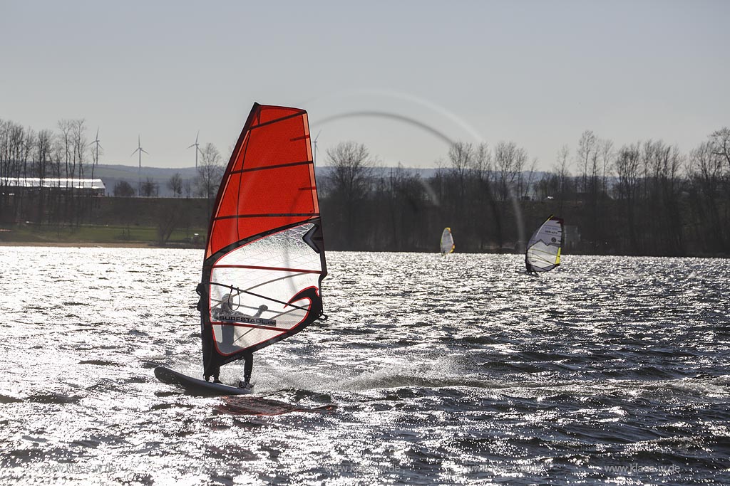 Zuelpich, Surfer auf dem Wassersportsee bei windigem Wetter mit Wellengang; Zuelpich surfer on watersports lake.