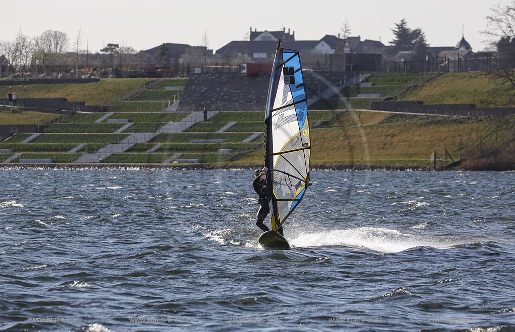 Zuelpich, Surfer auf dem Wassersportsee bei windigem Wetter mit Wellengang; Zuelpich surfer on watersports lake.