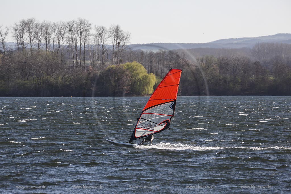 Zuelpich, Surfer auf dem Wassersportsee bei windigem Wetter mit Wellengang; Zuelpich surfer on watersports lake.