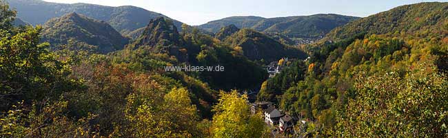 Altenahr, herbstlicher Panoramablick vom Rotweinwanderweg zur Burg Are und dem Ort, panorama view to castle Are and the village in autumn