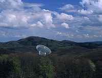 Effelsberg, Bad Münstereifel, Muenstereifel, Kreis Euskirchen, Eifel, Blick auf Radioteleskop in Frühlingslandschaft, Fruehlingslandschaft
