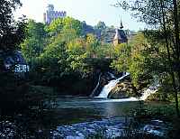 Roes, Landkreis Cochem-Zell, Verbandsgemeinde Treis-Karden, Eifel, Blick zur Burg Pyrmont mit Sicht auf Elzbach, Wasserfall und Landschaft 
