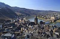 Bernkastell Kues Panoramablick mit Burg Landshut und Mosel; Panorama view with castle Lanshut and Mosel river