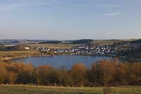 Schalkenmehren, Panorama Blick über das Schalkenmehrener Maar welches zu den Dauner Maaren bzw, Dauner Maaren Gruppe gehoert: Panorama view with village Schalkenmehren and tuff cone