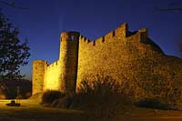 Hillesheim die historische Stadtmauer in abenlicher Kunstlichbeleuchtung; Historical city wall in night image with illumination