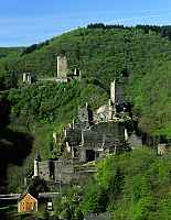 Manderscheid, Landkreis Bernkastel-Wittlich, Eifel, Blick auf Ruine Oberburg, Ruine Niederburg und Landschaft  