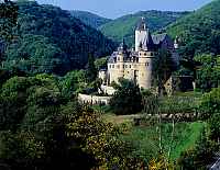 Nettetal, Mayen, Landkreis Mayen-Koblenz, Eifel, Vulkaneifel, Sankt Johann, Blick auf Schloss Bürresheim, Buerresheim und Landschaft  