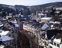 Bad Münstereifel, Muenstereifel, Kreis Euskirchen, Eifel, Blick auf Ort mit Schnee in Winterlandschaft  