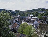 Bad Münstereifel, Muenstereifel, Kreis Euskirchen, Eifel, Blick auf Stadt im Frühling, Fruehling