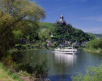 Cochem, Mosel, Landkreis Cochem-Zell, Eifel, Blick auf Reichsburg, Mosel mit Schiff und Landschaft
