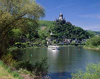 Cochem, Mosel, Landkreis Cochem-Zell, Eifel, Blick auf Reichsburg, Mosel mit Schiff und Landschaft