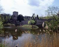 Stotzheim, Euskirchen, Regierungsbezirk Köln, Eifel, Blick auf Wasserburg-Ruine, Burg, Wasserburg Hardtburg und Burggraben