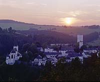 Reifferscheid, Hellenthal, Eifel, Kreis Euskirchen, Blick auf Ort in Abendstimmung