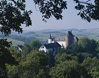 Wildenburg, Hellenthal, Eifel, Kreis Euskirchen, Blick auf Burg Wildenburg und Landschaft