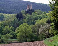 Kordel, Landkreis Trier-Saarburg, Eifel, Blick auf Ruinen der Burg Ramstein und Landschaft   