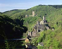 Manderscheid, Landkreis Bernkastel-Wittlich, Eifel, Blick auf Ruine Oberburg, Ruine Niederburg und Landschaft