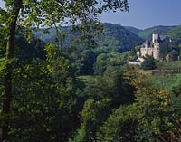 Nettetal, Mayen, Landkreis Mayen-Koblenz, Eifel, Vulkaneifel, Sankt Johann, Blick auf Schloss Brresheim, Buerresheim und Landschaft  