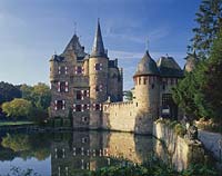 Satzvey, Mechernich, Kreis Euskirchen, Eifel, Blick auf Burg, Wasser Burg Satzvey mit Wassersiegelung im Wassergraben  