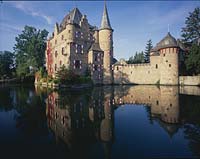 Satzvey, Mechernich, Kreis Euskirchen, Eifel, Blick auf Burg, Wasser Burg Satzvey mit Wassersiegelung im Wassergraben