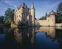 Satzvey, Mechernich, Kreis Euskirchen, Eifel, Blick auf Burg, Wasser Burg Satzvey mit Wassersiegelung im Wassergraben  