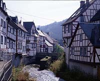 Monreal, Landkreis Mayen-Koblenz, Vordereifel, Eifel, Blick auf Ort mit Eltzbach    
