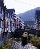 Monreal, Landkreis Mayen-Koblenz, Vordereifel, Eifel, Blick auf Ort mit Eltzbach    