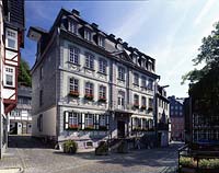 Monschau, Kreis Aachen, Eifel, Blick auf Haus Troistorff, Fachwerkbau auf Blausteinsockel, Denkmalgeschützetes, Denkmalgeschuetzes Wohnhaus