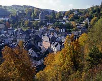 Monschau, Kreis Aachen, Eifel, Blick auf Stadt in Herbststimmung