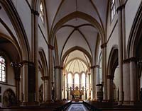 Münstermaifeld, Landkreis Mayen-Koblenz, Maifeld, Eifel, Blick in Stiftskirche St. Martin und St. Severus auf Altar   