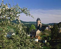 Blick zur Bertradaburg in Mürlenbach in der Vulkaneifel in der Verbandsgemeinde Gerolstein im Landkreis Vulkaneifel in Rheinland-Pfalz,