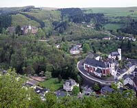 Neuerburg, Landkreis Eifelkreis Bitburg-Prüm, Eifel, Blick auf Stadt und Landschaft 