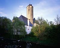 Rittersdorf, Landkreis Eifelkreis Bitburg-Prüm, Eifel, Verbandsgemeinde Bitburg-Land, Blick zur Burg, Wasserburg Rittersdorf